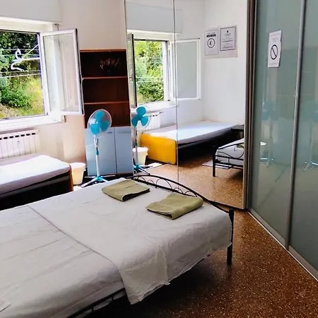Private Room Near City Center Shared Bathroom Aparthotel Genua