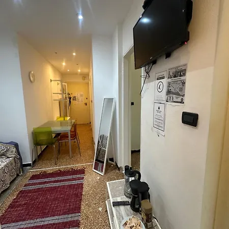 Private Room Near City Center Shared Bathroom Апарт-отель