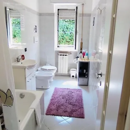 Private Room Near City Center Shared Bathroom * Генуя